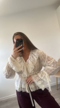 Bluzka z Koronką i Falbankami Floris