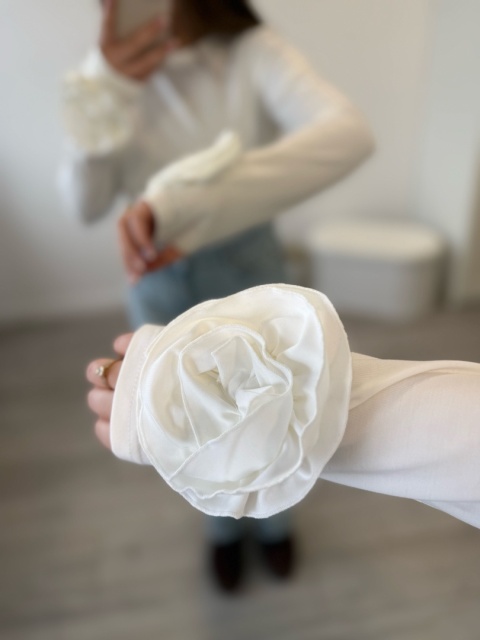 Bluzka z Kwiatem na Rękawach