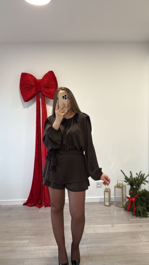 Kombinezon z wiązanie w talii